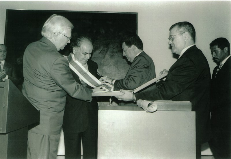 1997 - Con el gobernador del distrito Federal de Caracas y el Ministro de Cultura de Venezuela, recibiendo la orden de Francisco Fajardo en Caracas